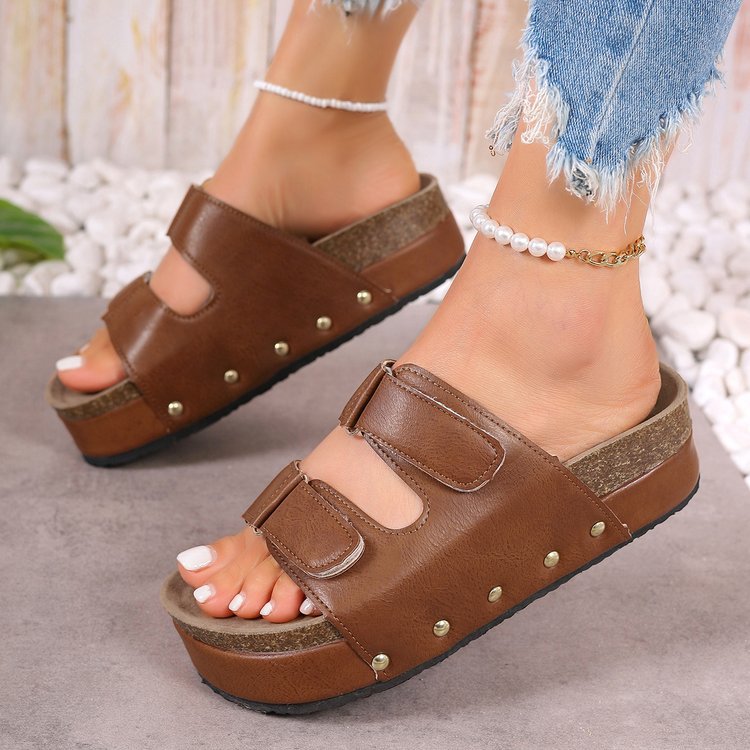 Chaussures estivales femmes à bout rond avec rivets et semelles épaisses